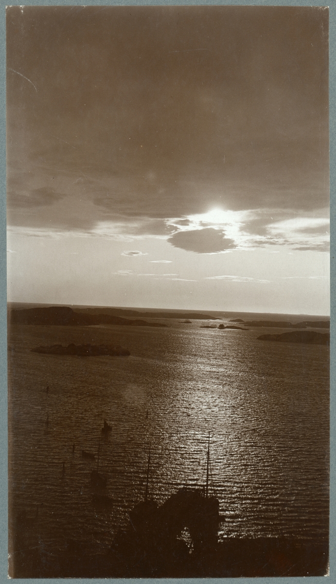Motiv från Bohuslän. Solnedgång från Korpåsberget över Bottnafjorden och havet