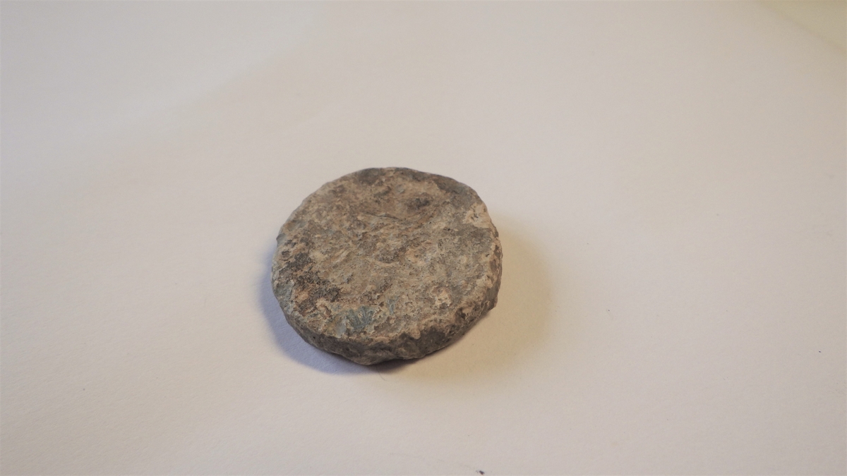 Ene siden: En gravert gotisk minuskel h med perle sees svakt. Kronepreg i ytterkant på samme side.
Andre siden: deler av gotisk minuskel h.