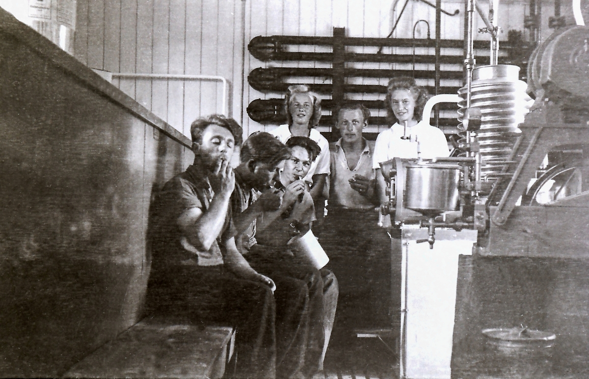 Interiør fra meieriet i 1930-årene. Forest Jon Heggland, senere sjef for iskremfabrikken.