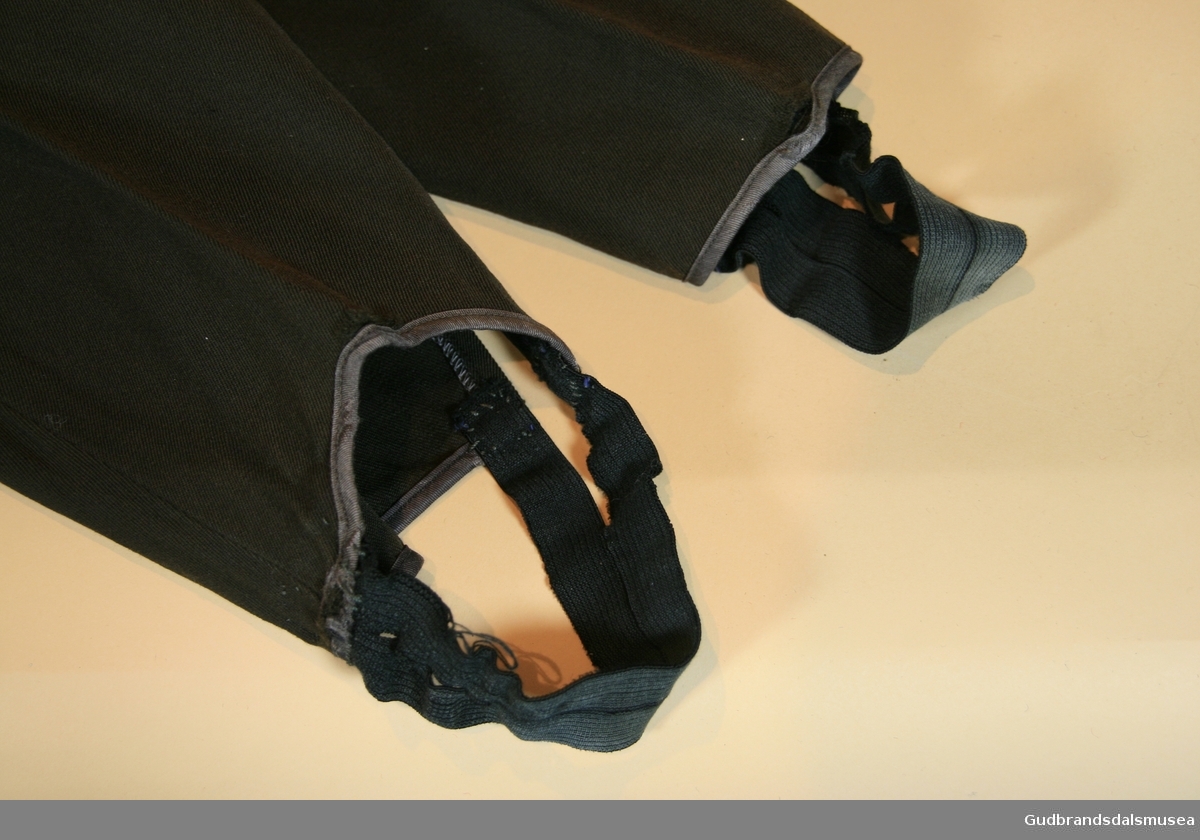 Skreddersydd langbukse med to lommer. Strikk nederst til feste av sko.