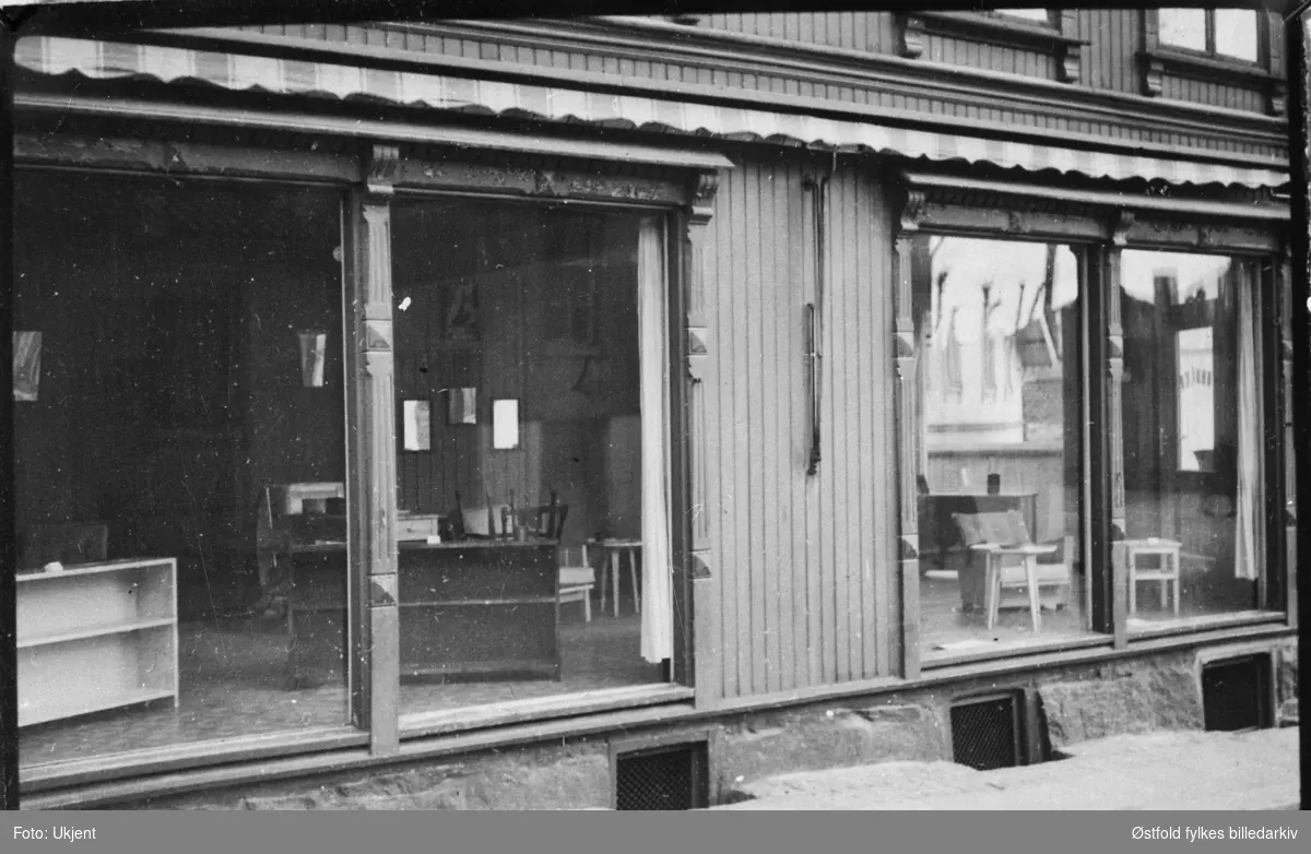 Tomme butikkvinduer i Halden under andre verdenskrig 1940-45.