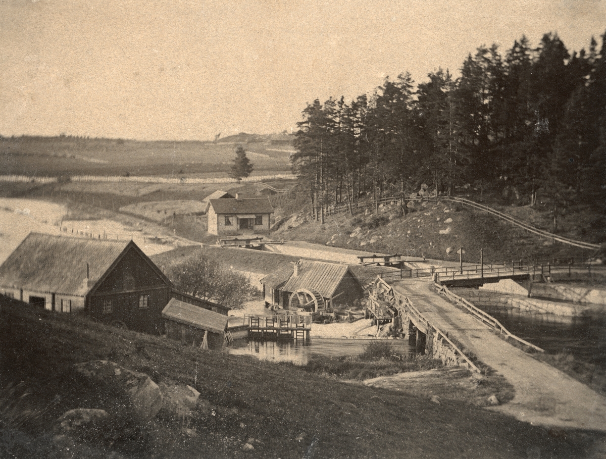 Medfaren men unik vy mot Hjulsbro sluss och fallets bägge kvarnar. Dokumentation inför eller kort efter kanalens öppnande 1871.