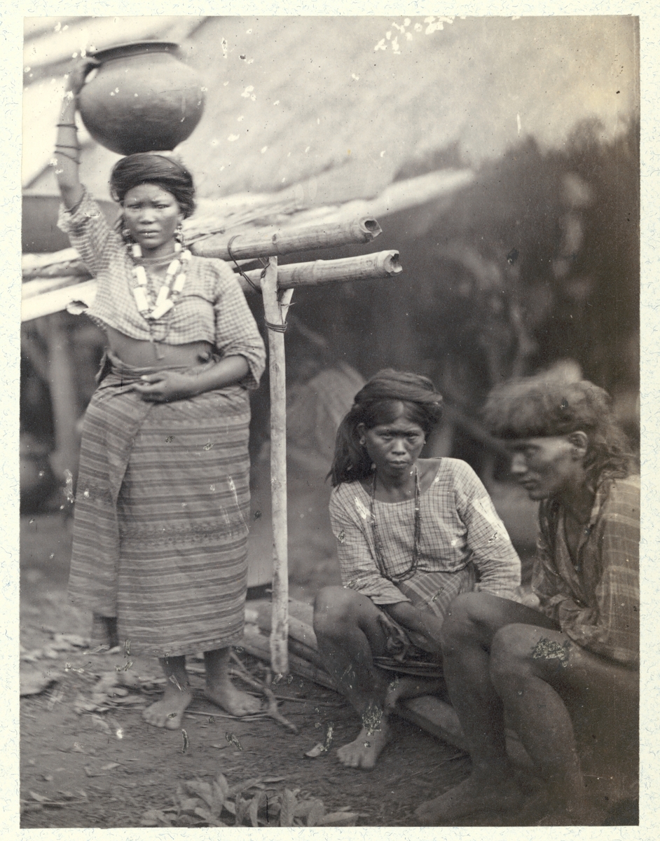 Bilden visar två flickor från ursprungsbefolkningen Tagalog på Filipinernas största ö Luzon.
