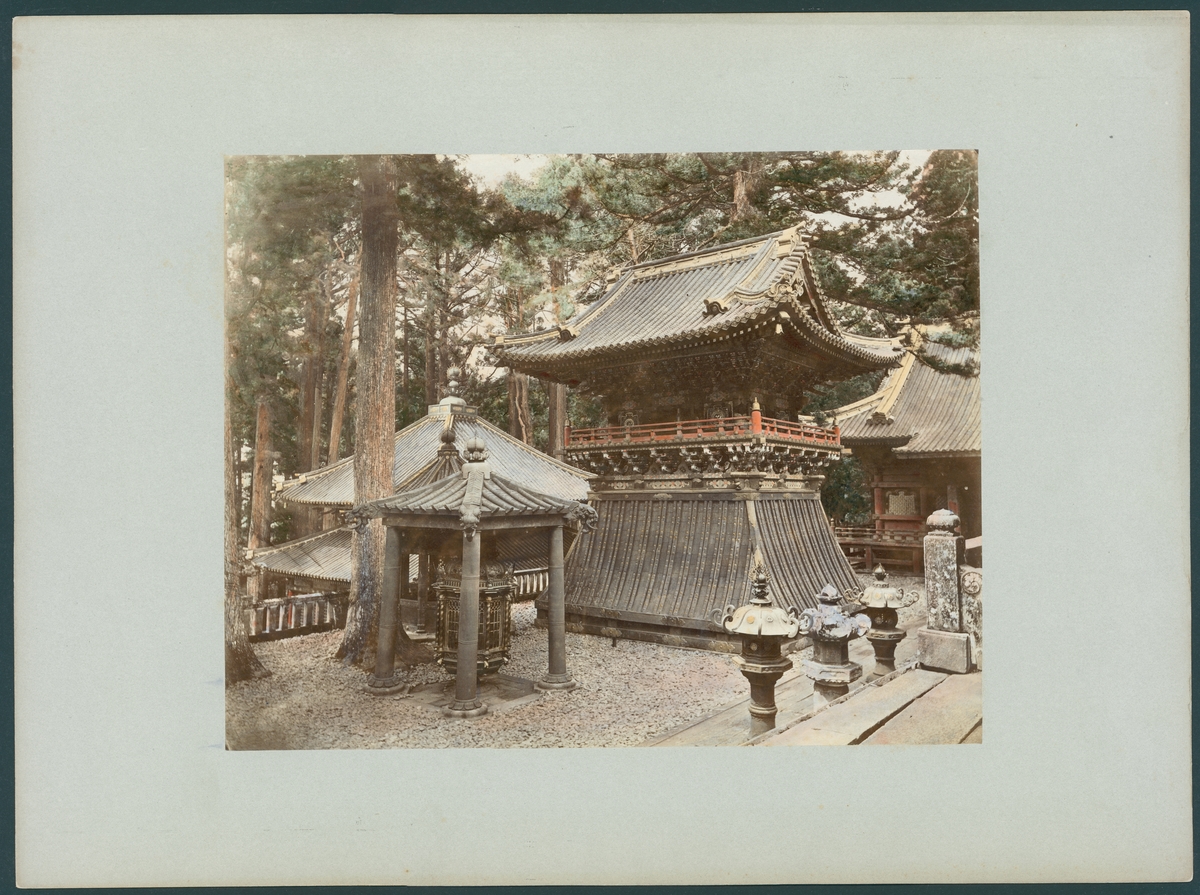 Bilden visar arealen Tsuzumiro, som är del av shintohelgedomen Tosho-gu i staden Nikko.