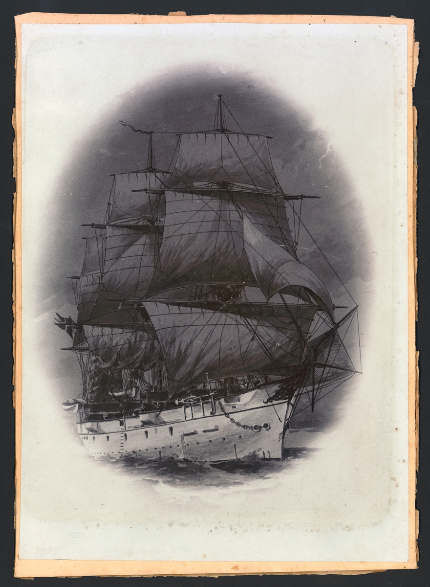 Bilden är en fotografisk reproduktion av en oljemålning från Carl Törnström som visar korvetten Freja till sjöss. Skeppet har satt alla segel och är i full fart.