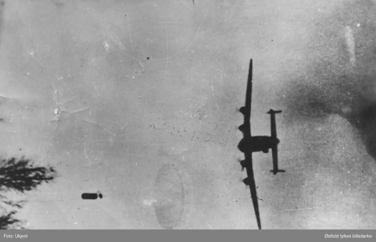 Fallskjermslipp ukjent sted 1940-45. Høyst sannsynlig fra et RAF demonstrasjonsdropp over Gardermoen i mai/juni 1945. Flyet er en Halifax.