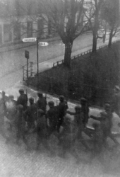 Tyske soldater marsjerer i Haldens gater, 1940-45. Fotografe