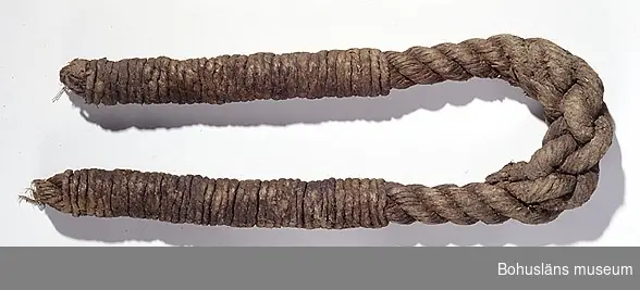 Rep/Tågvirke av hampa. Klädning/lindning med tunnare lina täcker större delen av repet fram till en splits dvs. en sammanfogning av ändar av tågvirke. Repet är Z-slaget med 3 kardeler. Preparatet U-format med splitsen i botten på u-et. U-ets höjd 380 mm. Lindningens längd 200 mm, symmetriskt om splitsen. Linan tvåtrådig och S-snodd. 5 mm i diameter.

Allt slags tågvirke tillverkades av fibrer. Mestadels kom dessa från växtvärlden. Hampa är en ettårig ört vars stjälkar har långa och sega bastfibrer. Dessa tvinnades, spanns, slogs eller flätades samman på olika sätt. Egenskaper som hög draghållfasthet och bra motståndskraft mot röta gjorde hampa lämpligt. För att öka livslängden tjärades också tågvirket.

Definition:
Rep, tågvirke med 8-25 mm diameter, dvs. grövre än lina och tunnare än tross. Dimensionsområdena överlappar dock varandra (nationalencyklopedin).

Historik:
Repslageri, hantverksmässig tillverkning av tågvirke, känd sedan förhistorisk tid och nära förbunden med sjöfartens utveckling. Hos de seglande fartygen förelåg det stora behov av tågvirke, och alla stora repslagerier har legat i sjöstäder. I Karlskrona ligger flottans 300 m långa repslagarbana från 1698 kvar. Den användes in på 1900-talet. Som råmaterial för repslageri har använts bast, lin, hampa, bomull, jute, manillahampa och sisal. I Sverige var den från Ryssland importerade hampan dominerande från 1500-talet till början av 1900-talet. Repslageri startar med spinning av garn. Ett flertal garn tvinnas till en dukt, 3-4 dukter slås samman till en lina eller tross. Av tre eller fyra trossar kan man slå samman en kabel. Numera framställs tågvirke maskinellt och av övervägande syntetiska material. (Nationalencyklopedin)

För mer information om den marinarkeologiska undersökningen av fregatten Fredricus, se UM28888:126.