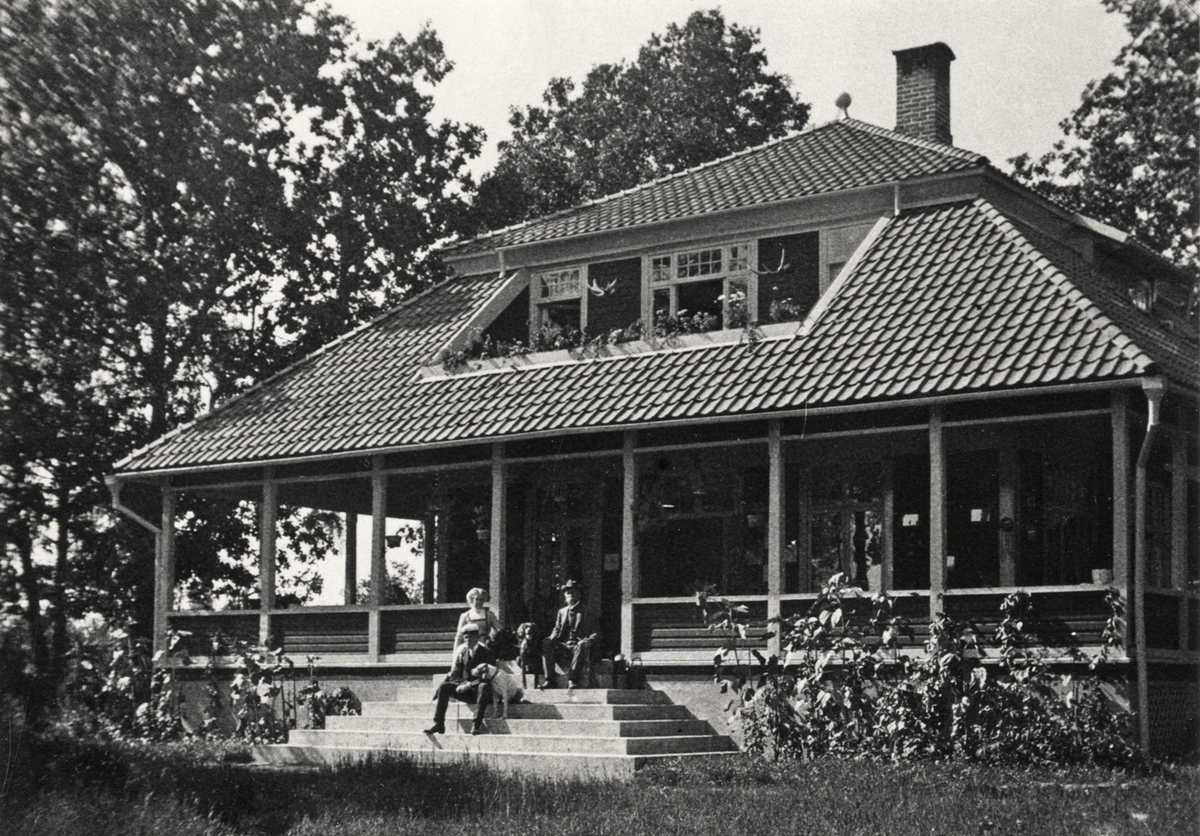 Villa "Framnäs" på Kronoberg, 1912. Landssekreterare Frithiof Ohlsson med familj sitter på trappan.