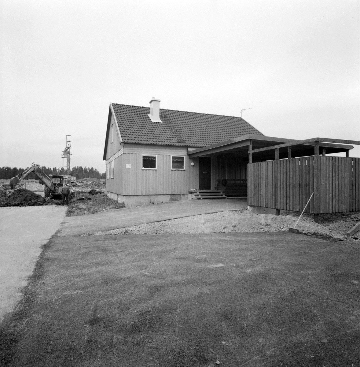 År 1971 stod de första så kallade KB-villorna klara för inflyttning i Linköping. Bakom husens benämning stod firma KB-bygg som grundats 1964 av byggmästarna Lars Kvissberg och Carl-Owe Bäckström. I slutet av 1960-talet hade de bägge herrarna vunnit anbudstävlingen kring att uppföra 261 villor i stadsdelen Ryd. Den speciella KB-villan togs fram och konstruerades med fribärade takstolar och avsaknad av bärande väggar i såväl botten- som övervåningen. Det möjliggjorde en unik flexibilitet av varje villas planlösningen vilket gav köparna stora möjligheter att påverka rumsindelningen. KB-villan gjorde stort intryck på bomässan i Norrköping 1971 och året därpå utsåg tidningen Allt i Hemmet KB-villan till "Årets hus". En succé var född.
Om vi hyser tilltro för det provisoriska numret på husgaveln visar bilden villan på adressen Heidenstams gata 100.