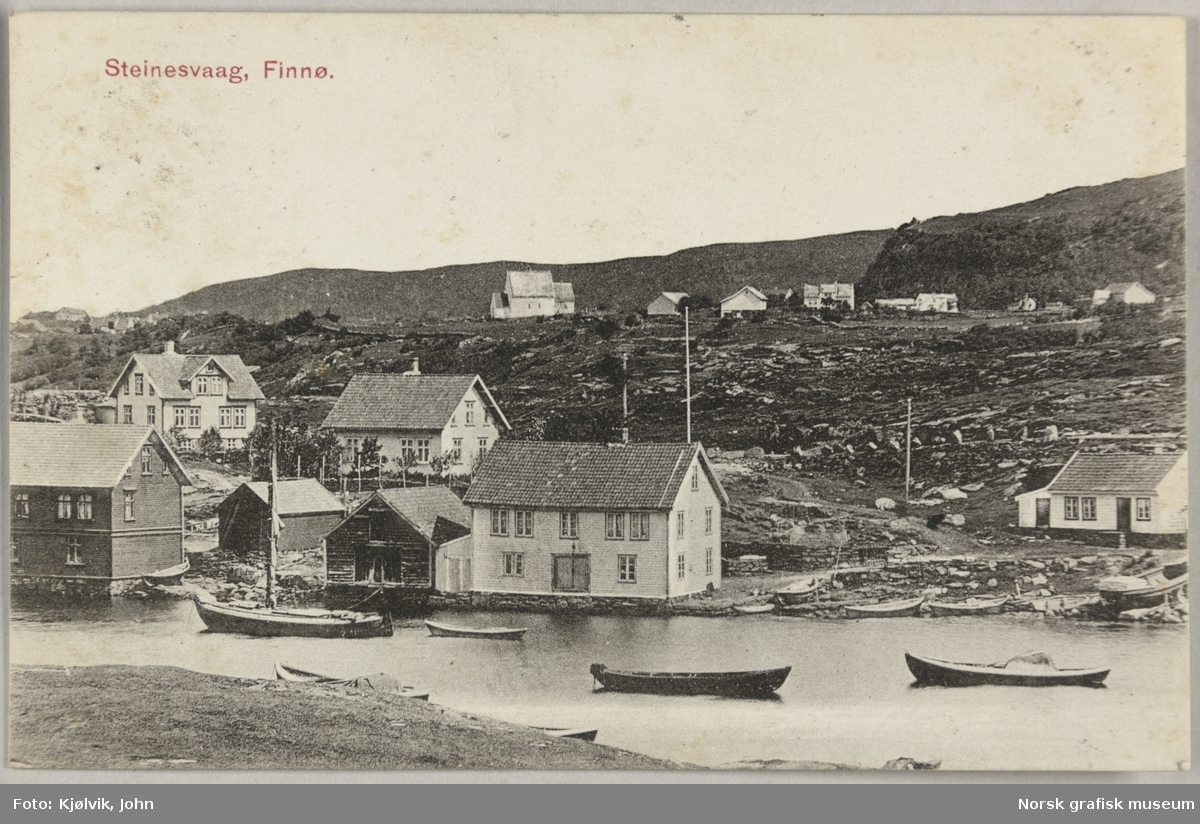Postkort med bilde av Steinnesvågen på Finnøy. Det er flere sjøhus og mindre båter langs vågen. På en høyde i bakgrunnen ligger steinkirka på Hesby.
