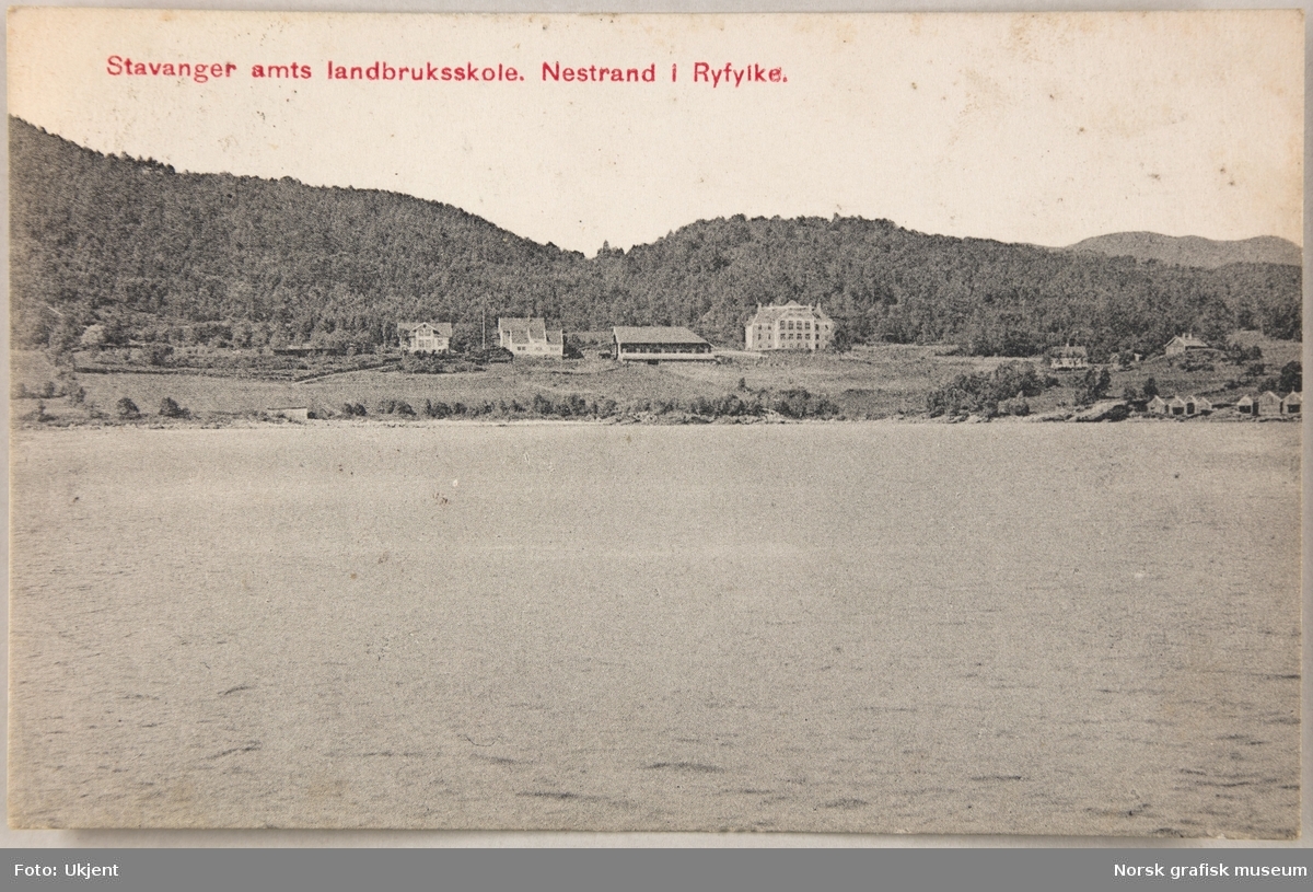 Postkort med bilde av landbruksskolen på Tveit, Nedstrand.