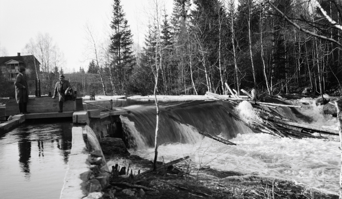 Tømmerslipp over dammen ved Sørlifallet i Nitelva, Nittedal, Akershus. Tømmer utfor demningen.