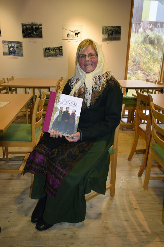 En fornøyd forfatter Helga Reidun Bergebakken Nesset under lansering av boka «Klæan våre»