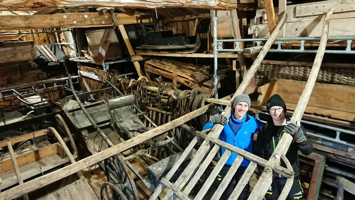 Øystein Gjelten Bakken og Ole Oskar Langleite viser fram noen av gjenstandene på Oddentunet