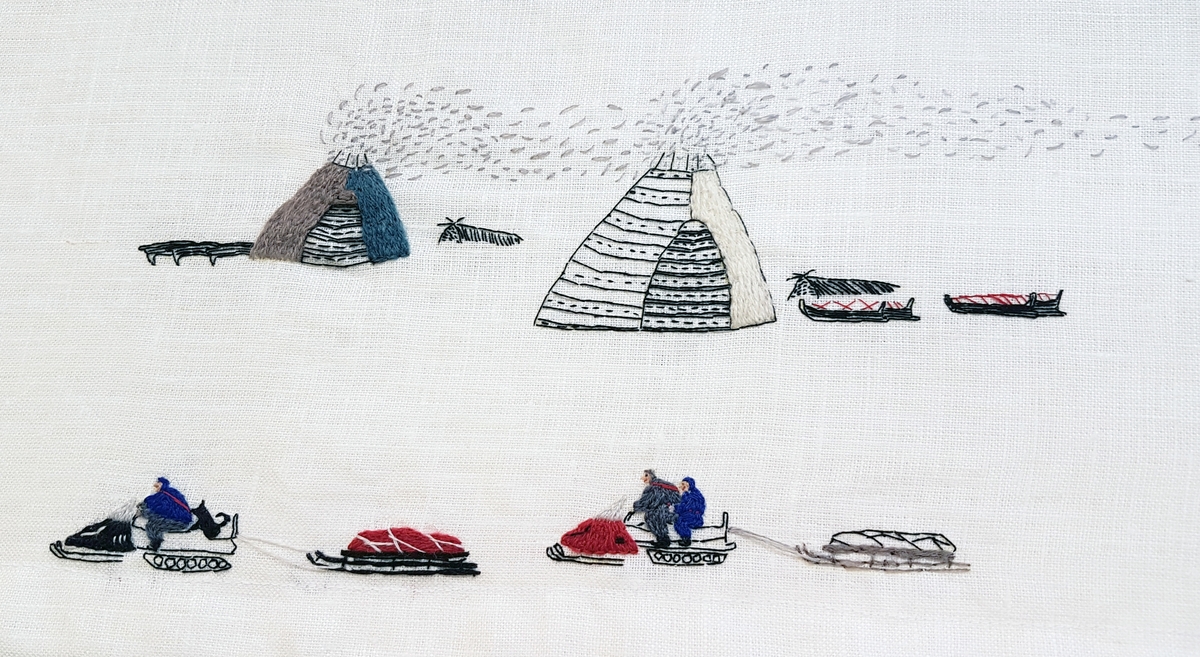 Frisen er bygget opp som en fortelling som kombinerer elementer fra et samisk mytisk univers, med referanser til samisk historie og hverdagsliv.

Panorering og joik av verket kan sees i denne filmen av Ola Røe: https://vimeo.com/201908843