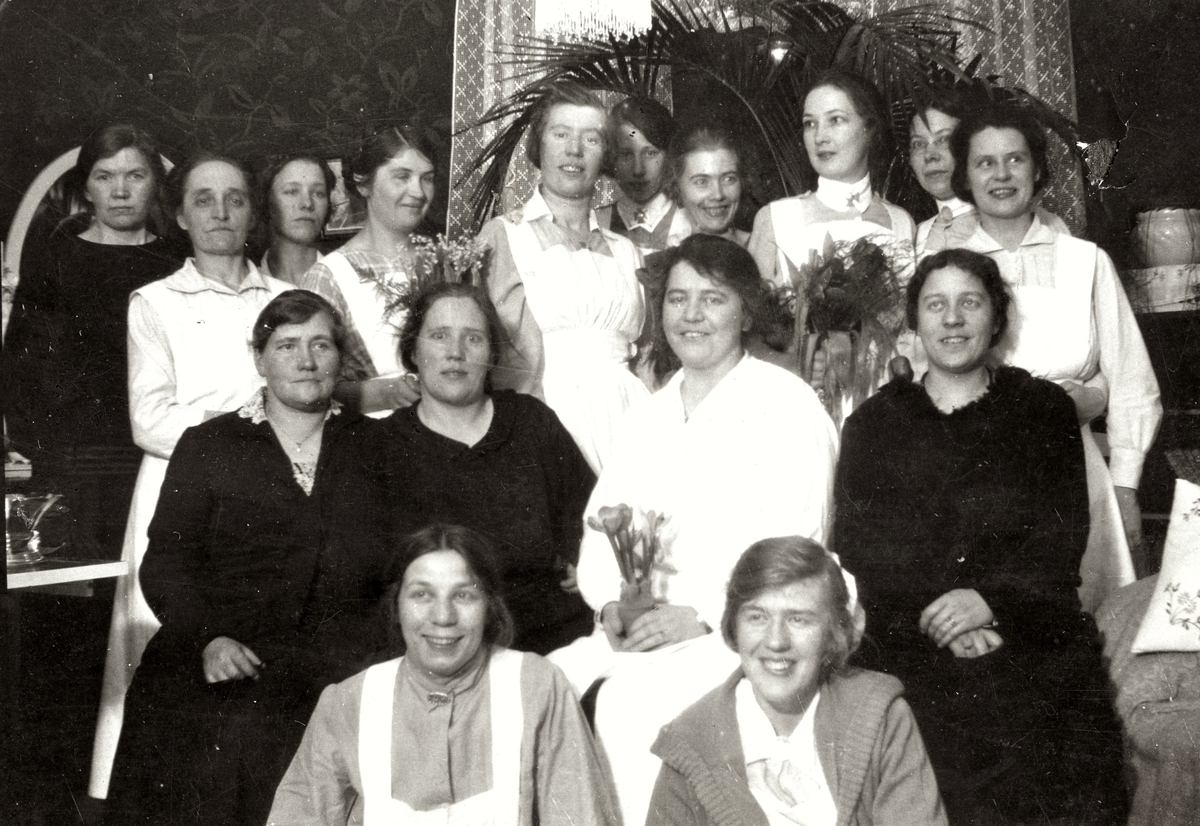 "Asylens" sköterskor vid Stretereds skolhem år 1926. Namnuppgifter saknas. Se även: 1990_0057.