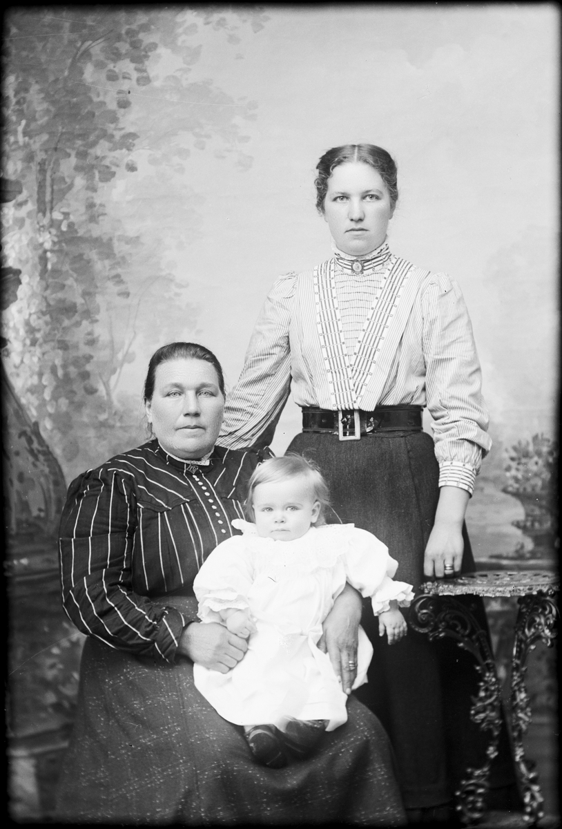 Ateljéporträtt - två kvinnor och ett barn, sannolikt tre generationer, Östhammar, Uppland