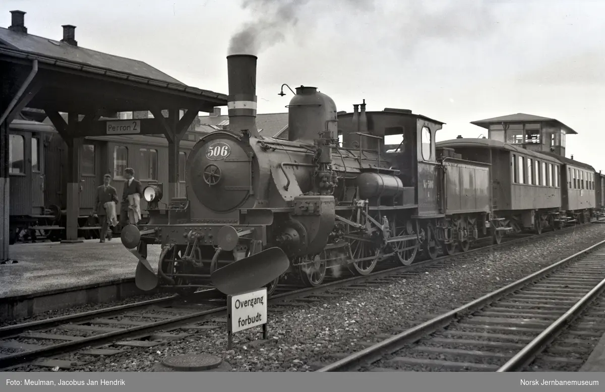 DSB damplokomotiv K 506 med persontog til Grinsted på Bramming stasjon på strekningen Esbjerg-Fredericia
