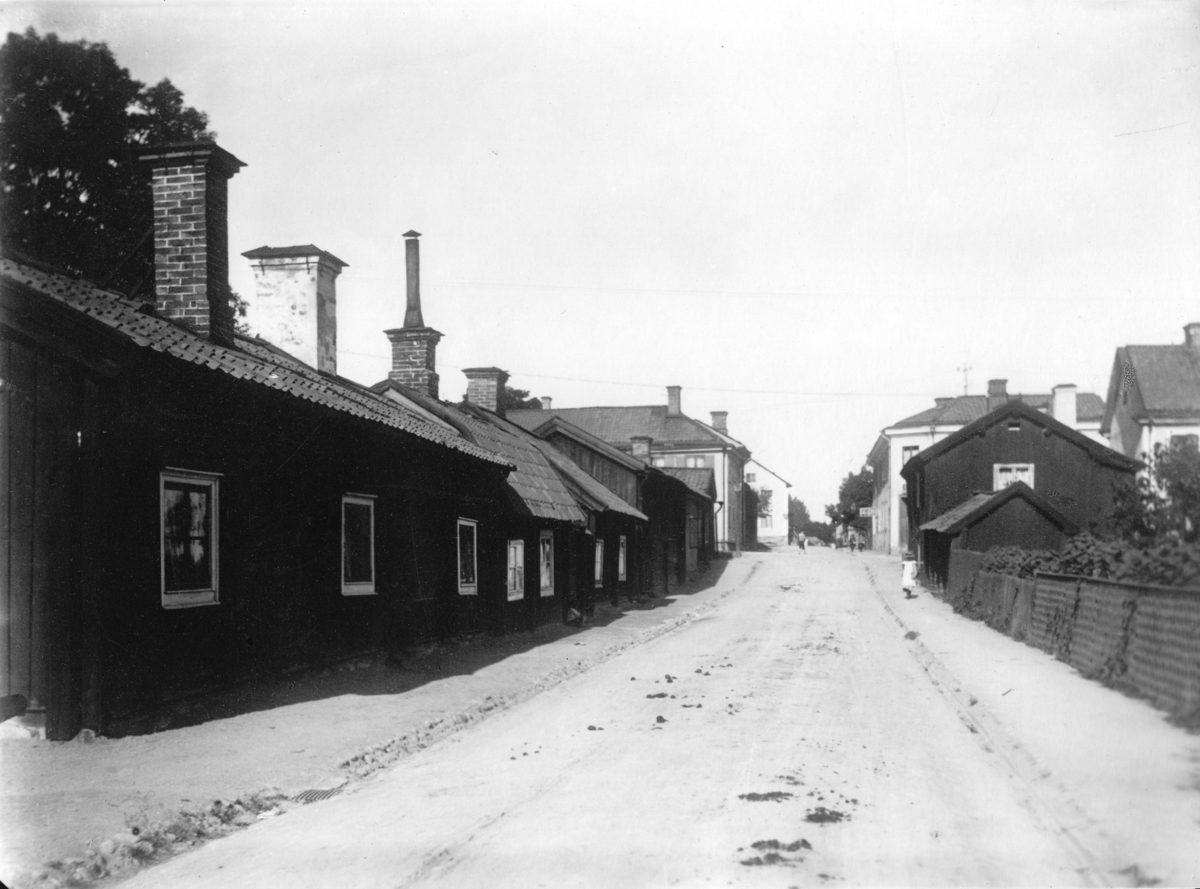 Hållgatan med Svedinska gården och stadens gårdar med Mormors krog i hörnan. Till höger jordgubbsland och 55:an. 