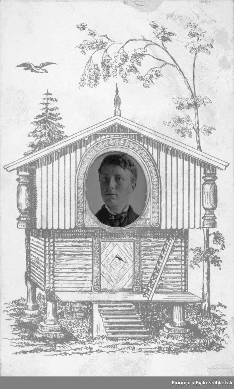Et visittkort med et portrett av Joh. Andersen sønn av J.H. Andersen, Vadsø. Bildet er montert inn i en kartongplate like stort som et visittkort. Det har motiv fra et stabbur der en liten oval åpning er skåret ut til portrettbilde av ansiktet. Det er på størrelse med en amulett.
