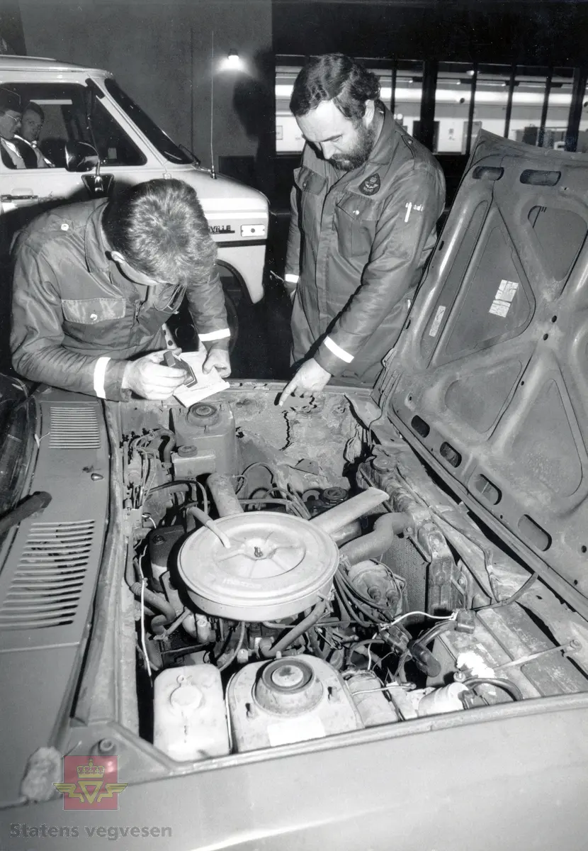 Kjøretøykontroll på Biltilsynsstasjonen i Evje og Hornes 1991. 
Fra venstre: Helge Andersen og Bjørn Zernichow.