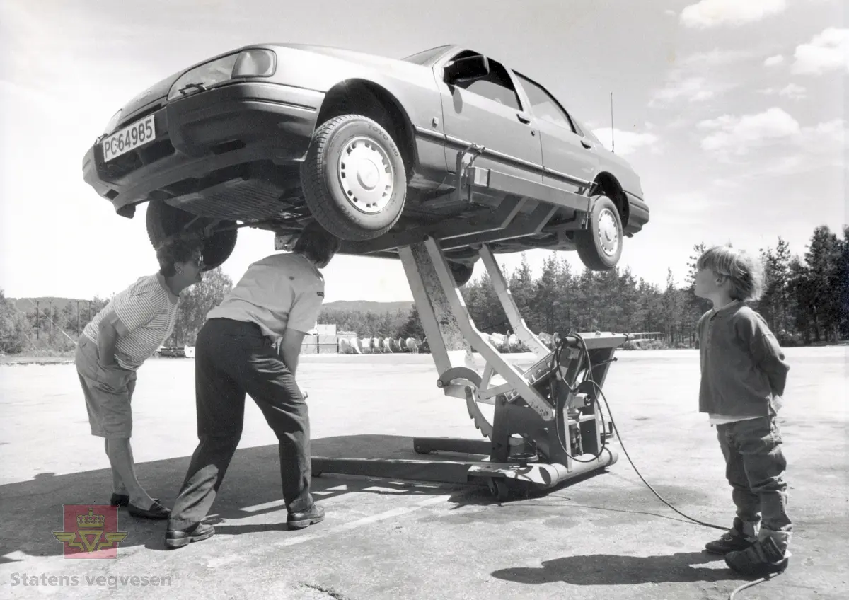 Biltilsynet arrangerte åpent hus for folk i nedre Setesdal 15. juni 1993. Mest populært var gratis sjekk av bilen og fornyelse av førerkort. 
Her sjekkes en 1987 modell Ford Sierra 2.0 CL.  Kjennetegn PC64985.