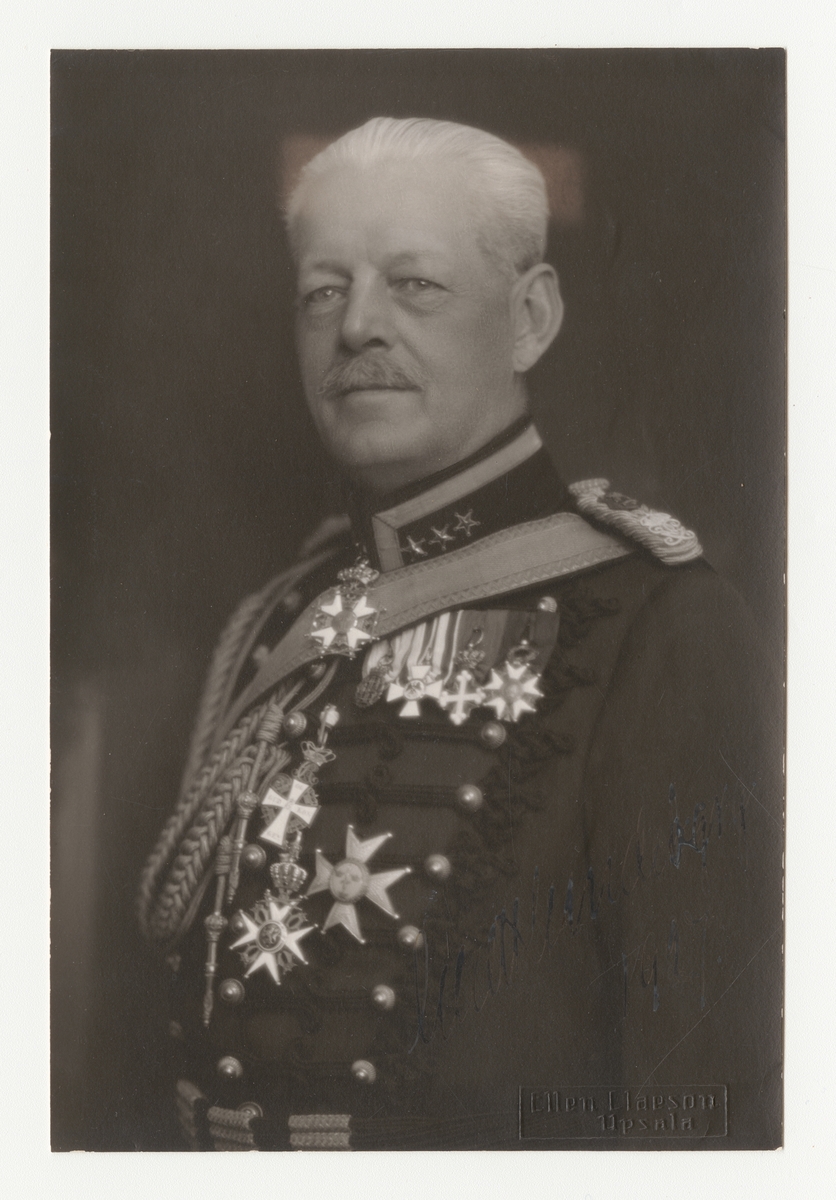 Porträtt av Gerdt Lundeberg, överste och chef för Upplands artilleriregemente A 5.

Se även bild AMA.0000847 och AMA.0000848.