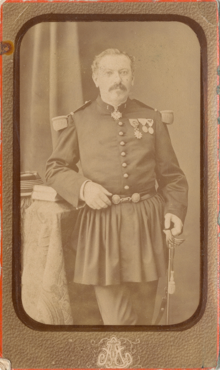 Porträtt av Felix Hervé, officer i franska armén, stationerad i Algeriet.

Se även bild AMA.001594 och AMA.0001596.