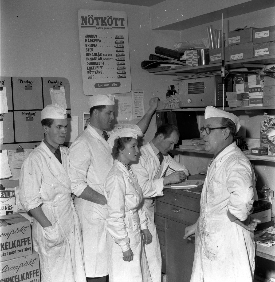 Personal vid någon av Konsum Alfas butiker i Gävle, 1957.