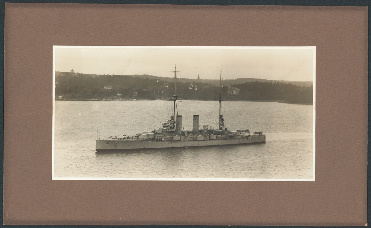 Bilden visar pansarskeppet Sverige till sjöss före ombyggnaden.