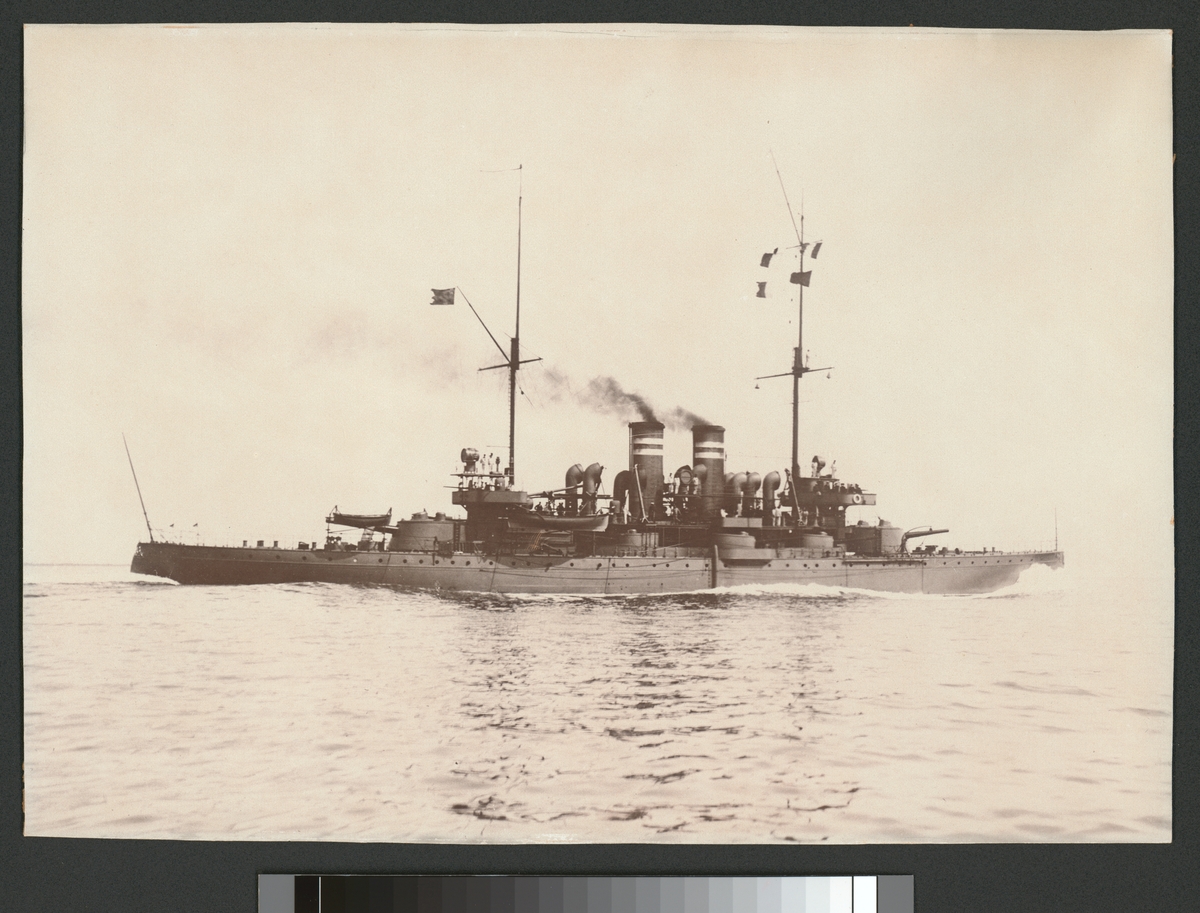 Bilden visar pansarbåten Wasa till sjöss.