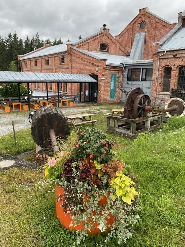 Blomster foranfabrikken på Anno Klevfos industrimuseum.