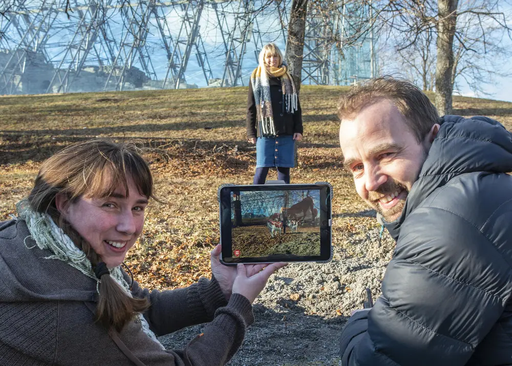 Ansatte på Anno Domkirkeodden demonstrerer AR-spillet KuGo.