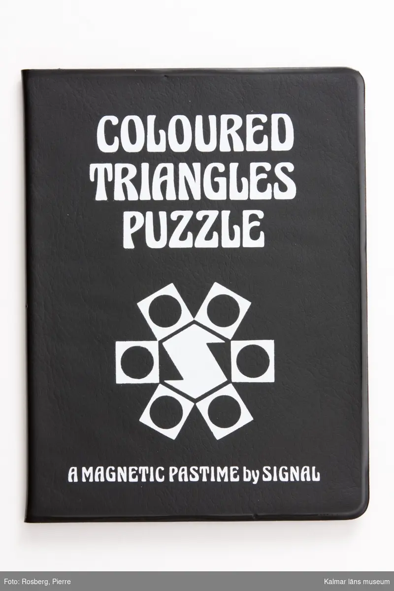 KLM 35599:5. Magnetiskt spel. Coloured triangles puzzle.