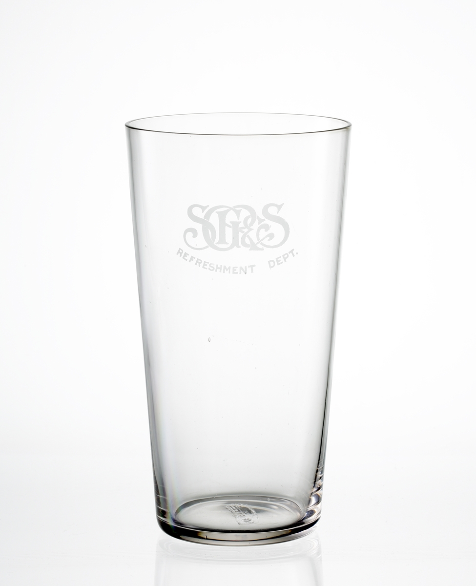 Design: Okänd. 
Grogglas. Svagt konisk kupa med etsat monogram: "SGR & S" och text: "Refreshment Dept."