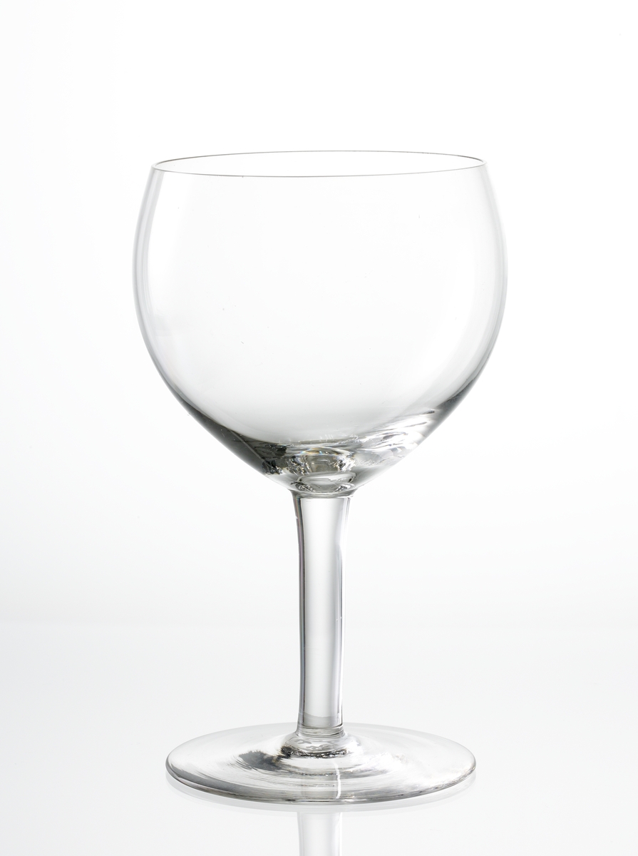 Design: Okänd. 
Rödvinsglas, slät kupa med svagt konande ben.