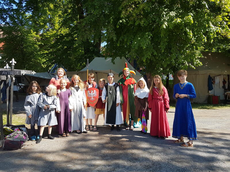 Frivillige i fargerike middelalderdrakter fra Hamar Middelalderfestival 2018.