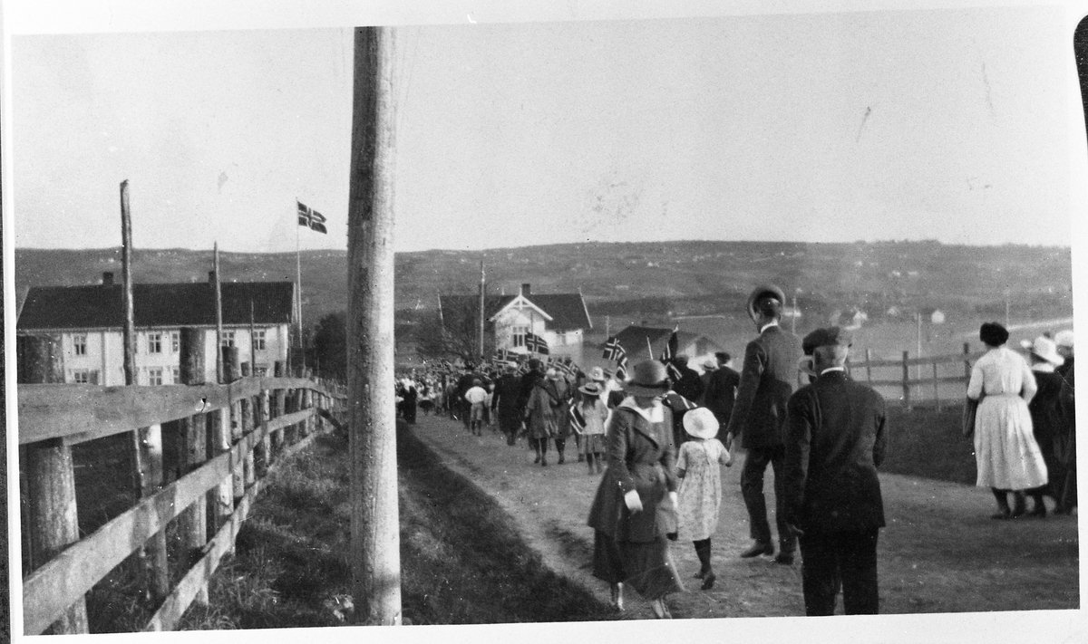 17.mai feiring på Hovsvangen 1918. Opptoget på veg ned fra Hovsvangen. Bjørkealleen langs vegen ble plantet samme året.
