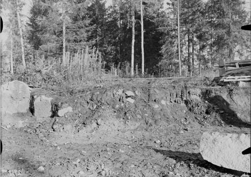 Grav, raserad genom grundgrävning, på Backa i Hedensberg.