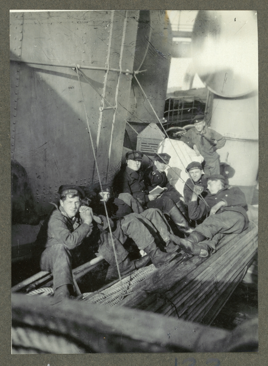 Bilden visar ett gäng skeppsgossar sittande ombord på Fylgia.