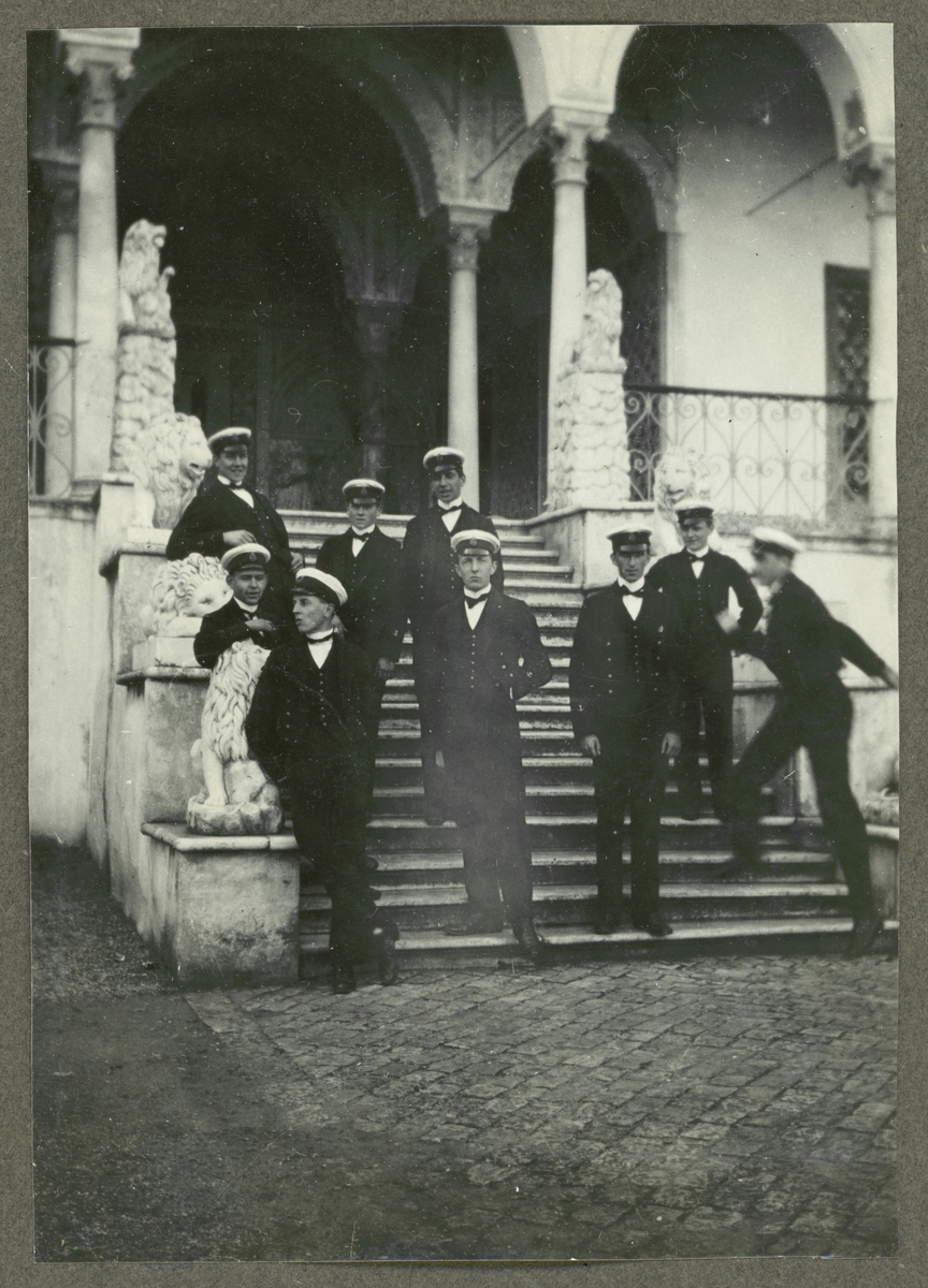 En grupp sjömän från Fylgia har samlats på en trapp i Tunis för en gruppfoto.