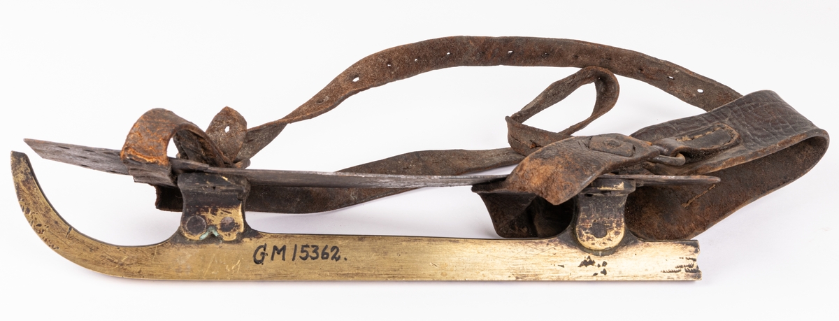 Skridskor, utförda av gävlesmeden Säfström, som hade smedja på Smedjegatan vid Glasmästargränd. Tid: omkring 1860. Utförda av mässing samt järnplåt.