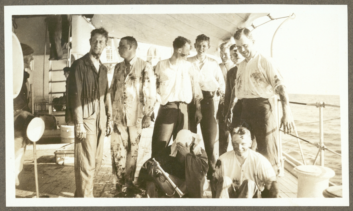 Bilden visar en grupp besättningsmedlemmar på Fylgia efter sotningen på linjen.
