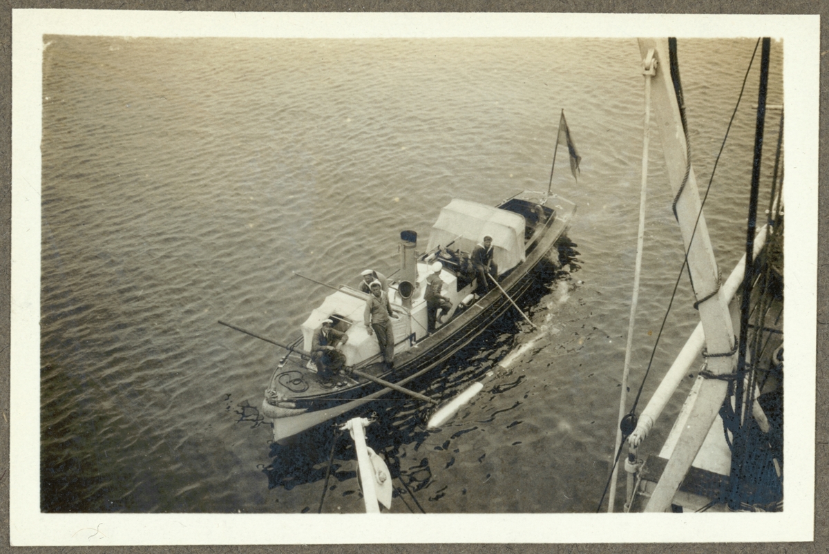 Bilden visar hur en torped bärgas med hjälp av skeppsbåten.