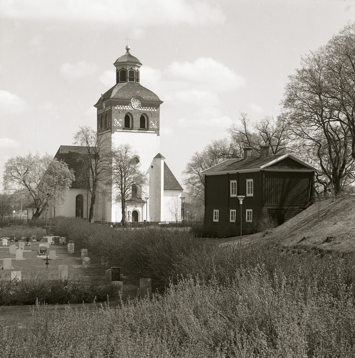 Bollnäs kyrka och kyrkogård.