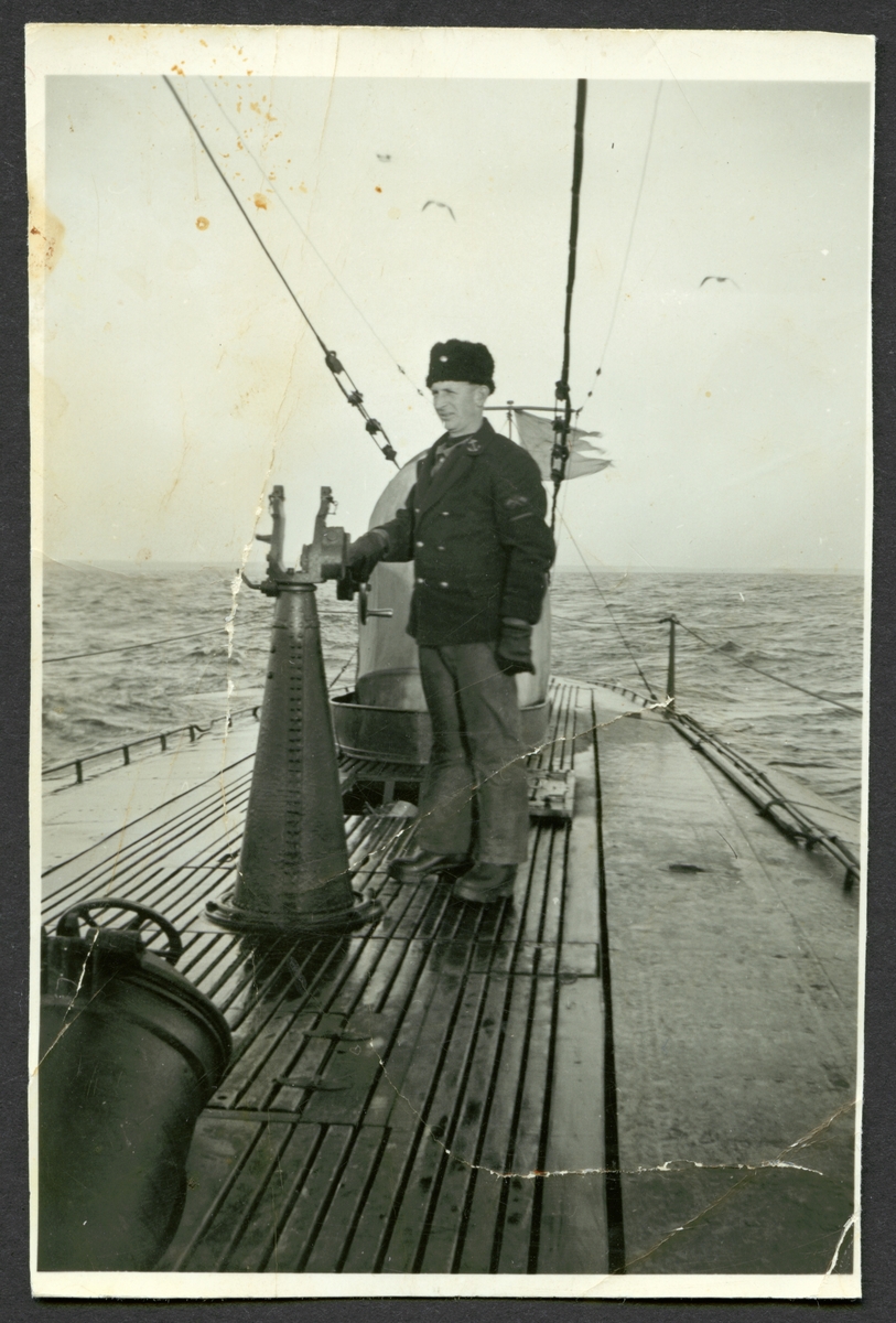 Bilden föreställer en sjöman pä däck av ubåten Valen till sjöss.