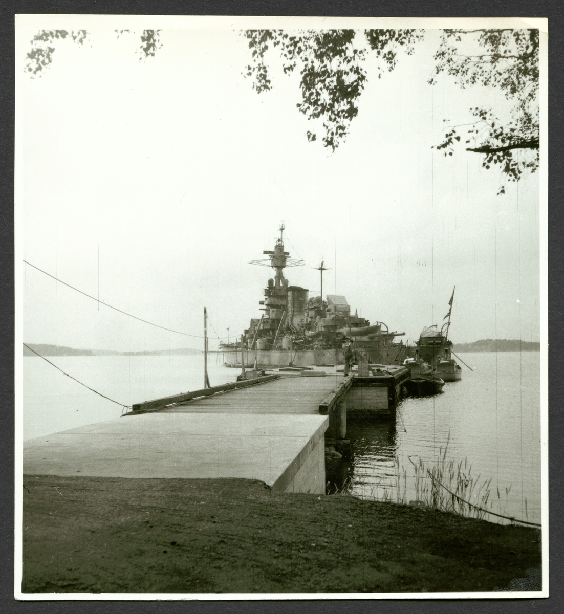 Bilden visar pansarskepp skepp Svea som ligger förtöjt vid en brygga.