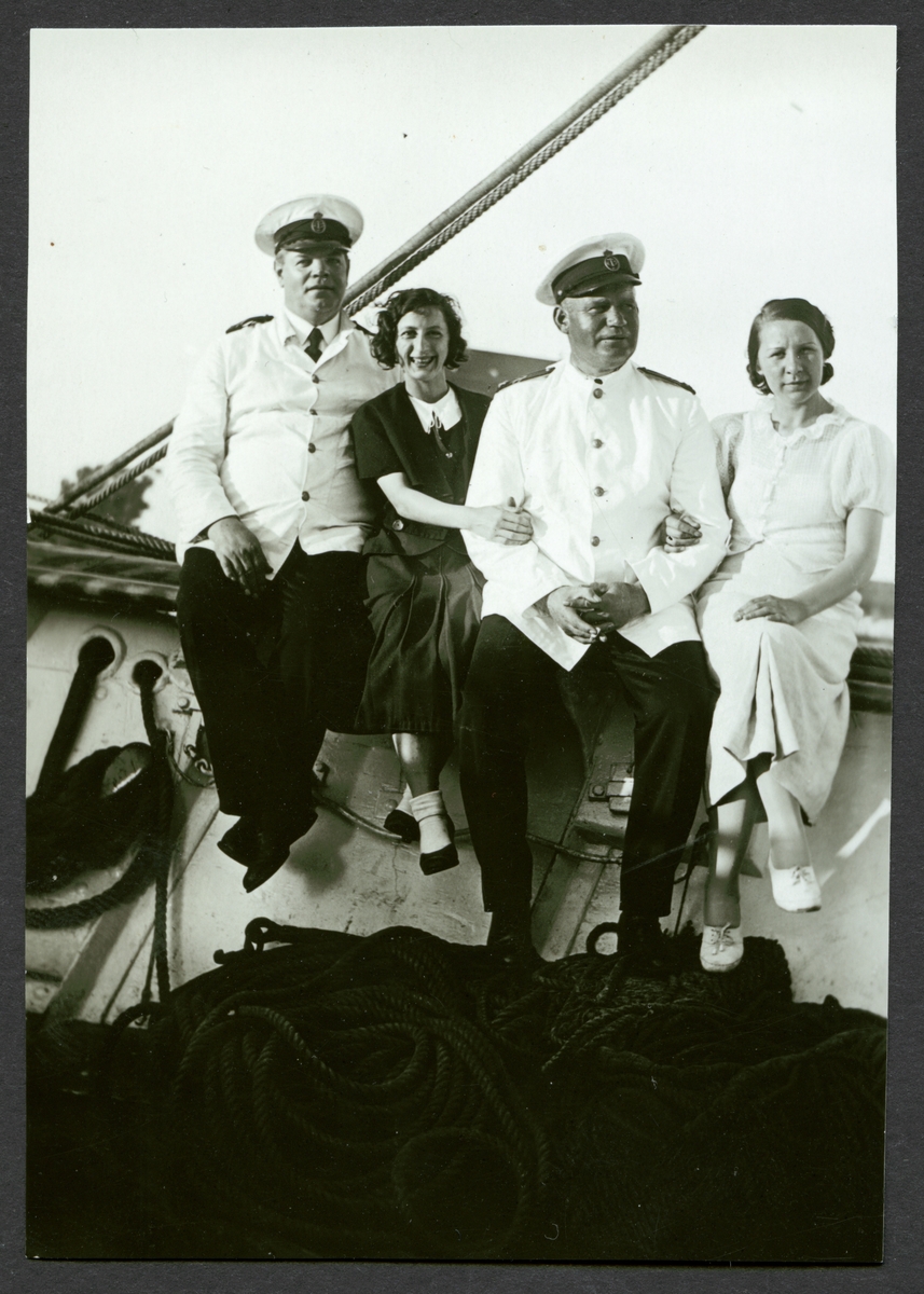 Bilden visar två sjöofficerare i kvinnlig sällskap ombord på skolfartyget Najaden.