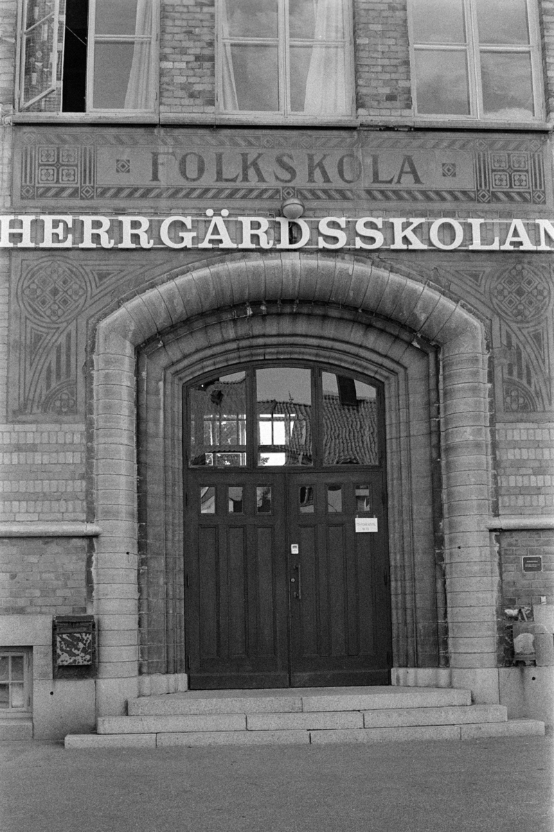 Exteriöra och interiöra bilder av Herrgärdsskolan i Västerås. Bilderna är tagna i samband med stadsbyggnadskontorets byggnadsminnesinventering under 1970-talets första hälft.